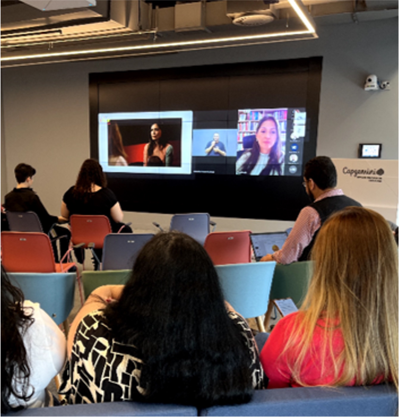 Des participants assistent à une session de formation avec des intervenantes à distance.
