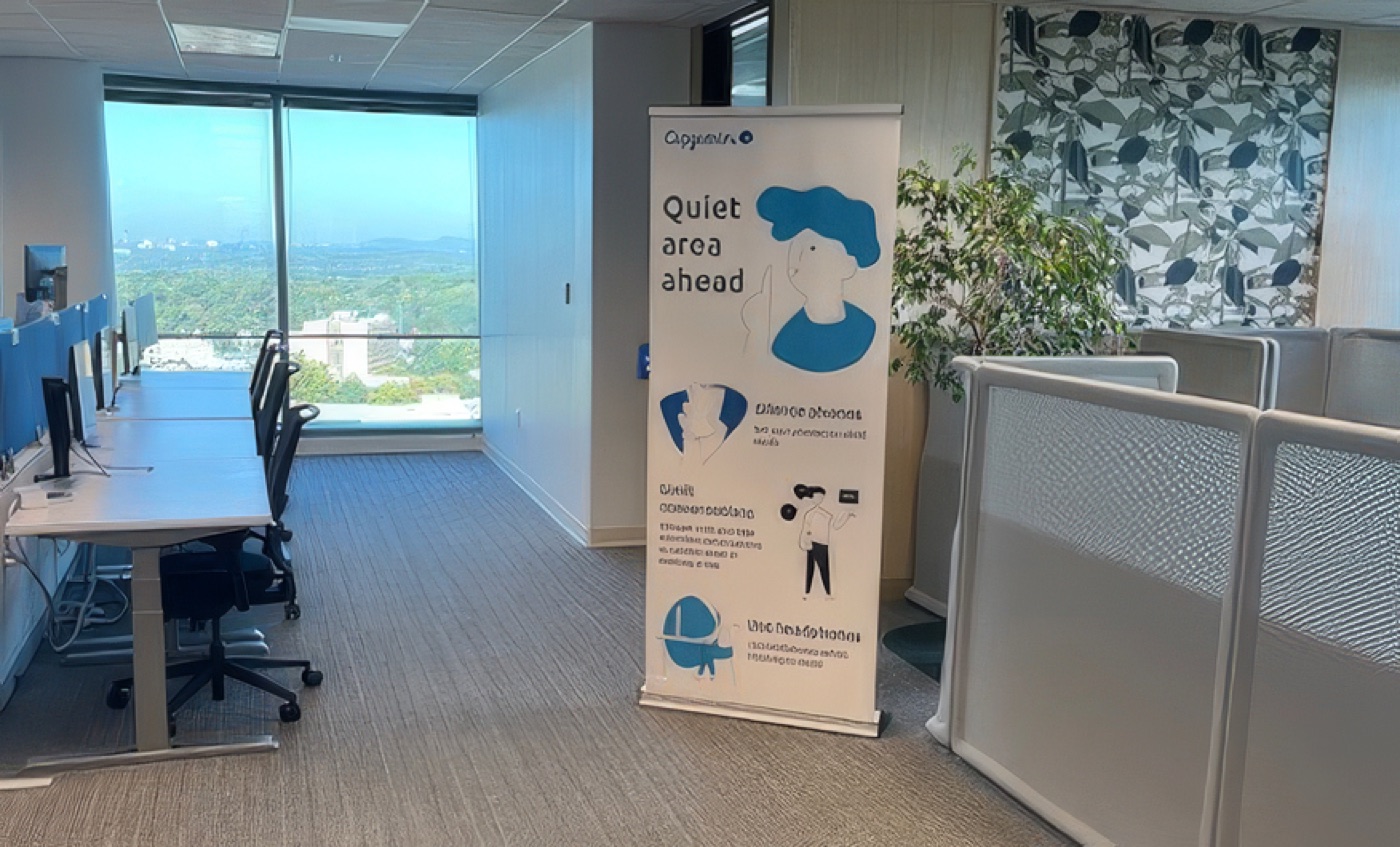 Bureaux séparés par des cloisons et signalés comme zone calme chez Capgemini.